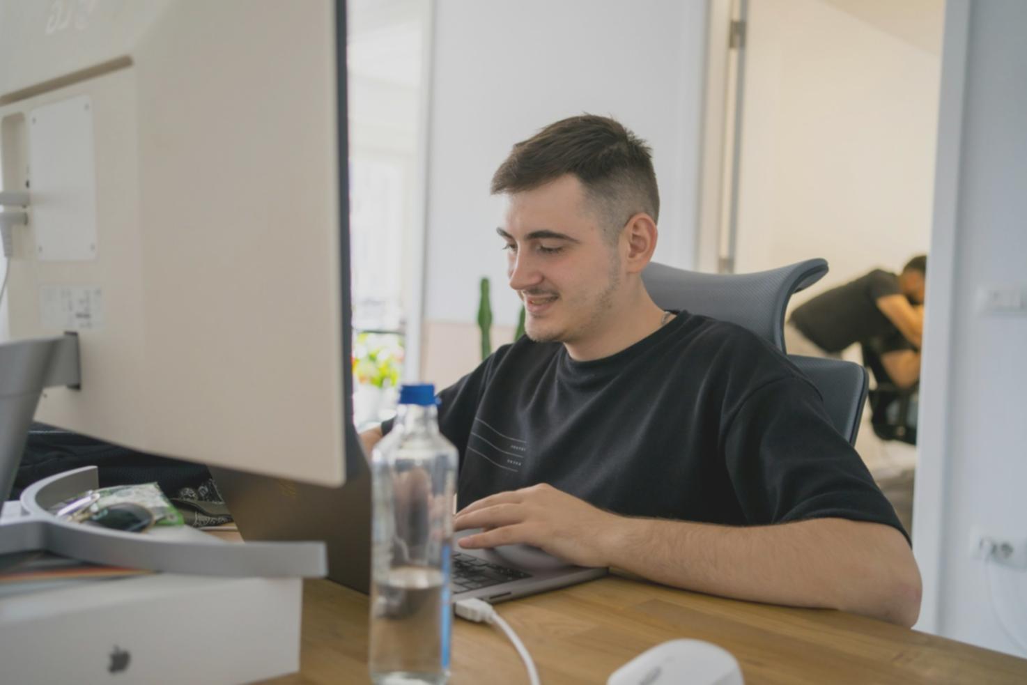 Organisation financière familiale avec documents et calculatrice