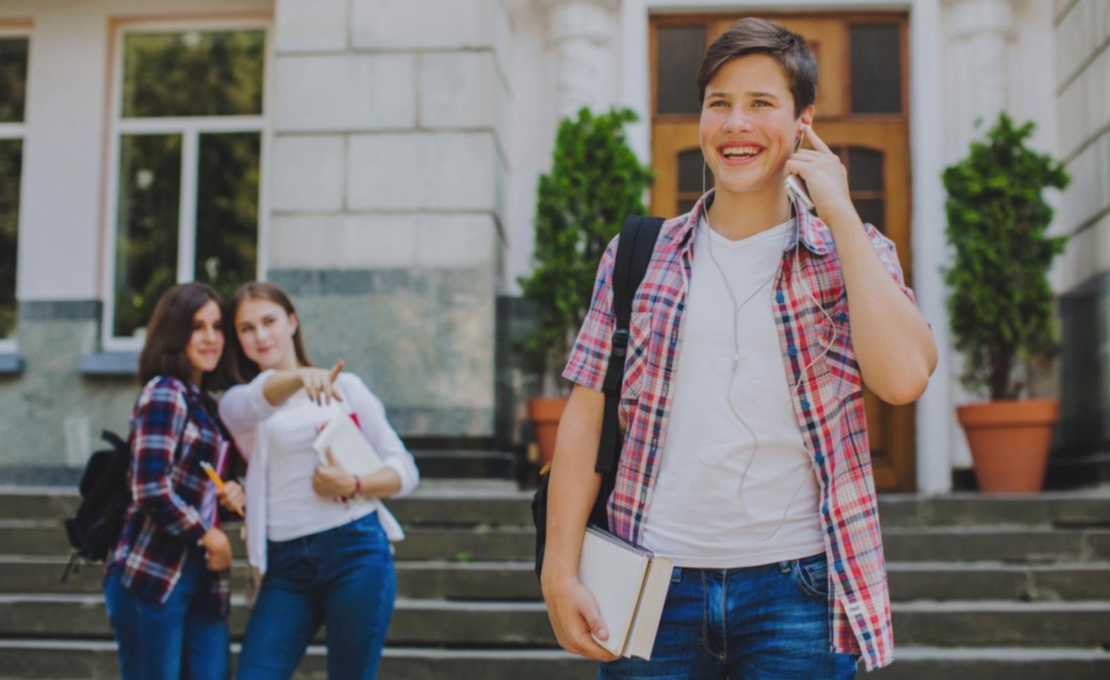 Interface de planification budgétaire sur ordinateur avec graphiques et données financières