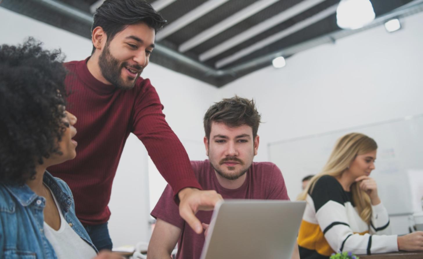 Séance de formation en gestion budgétaire avec participants engagés
